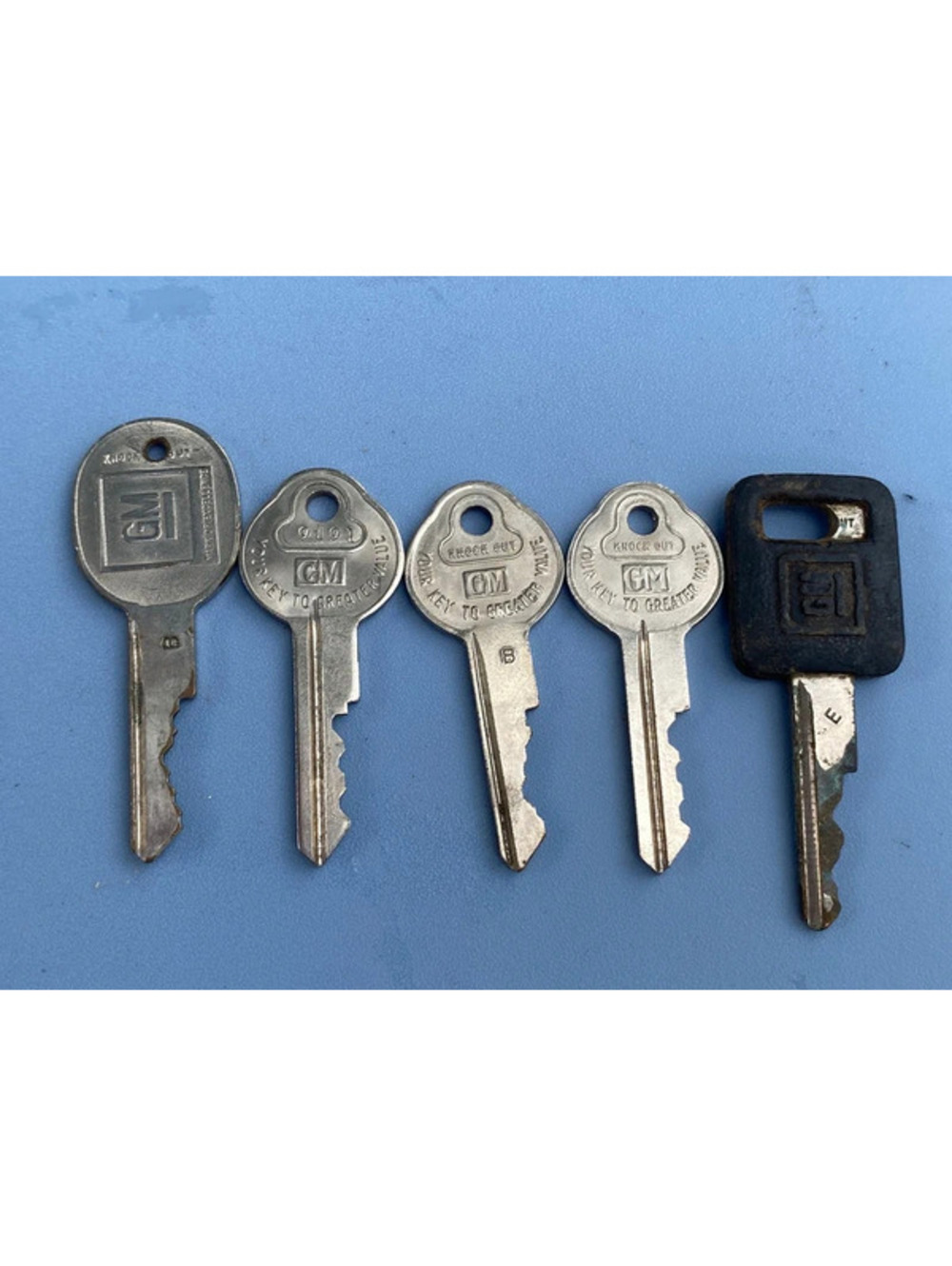 Vintage Lot of 5 GM Auto Car Keys 2 marked Knock Out General Motors